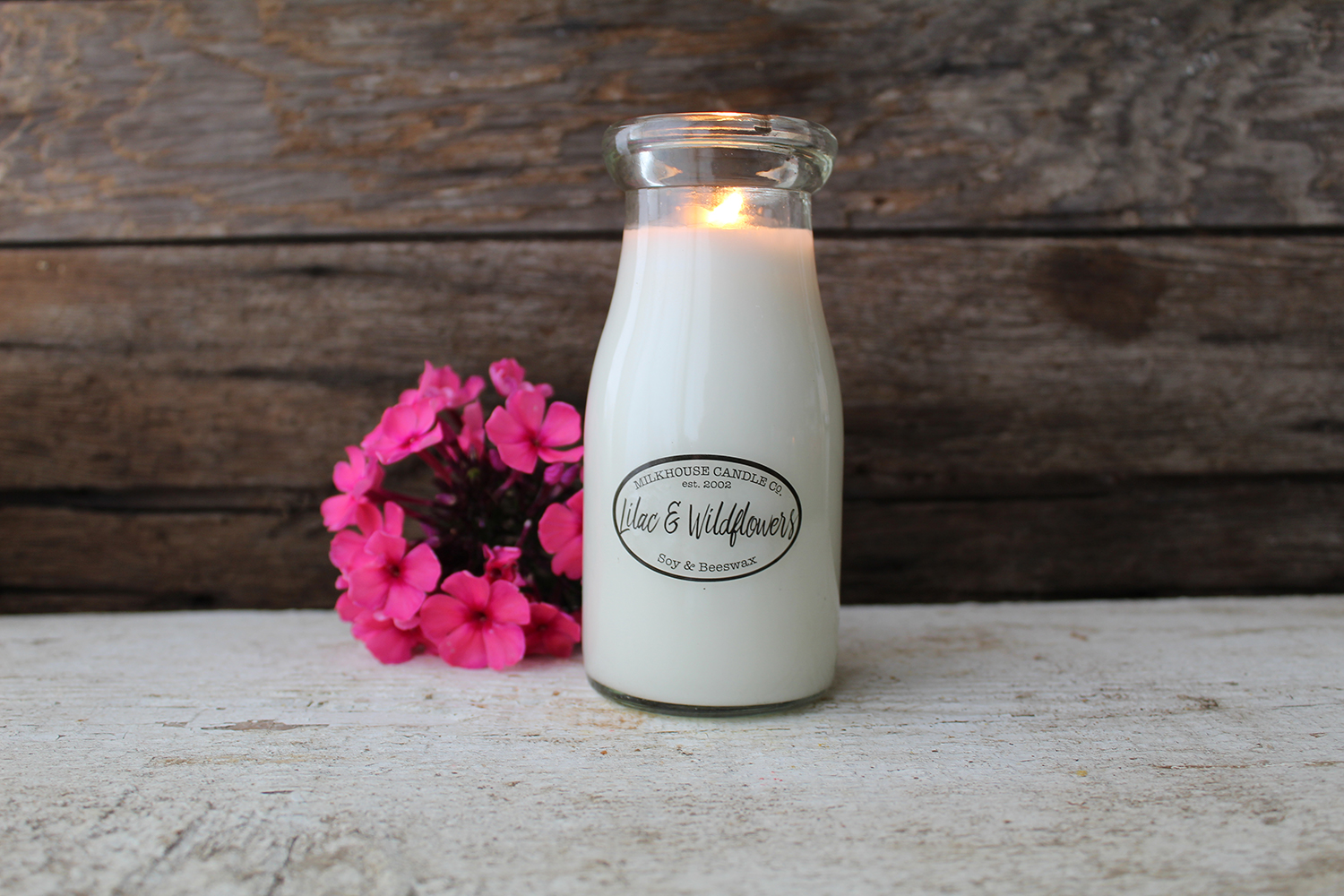 MILKHOUSE CANDLE Lumânare parfumată Liliac și flori sălbatice MILKBOTTLE (227 g)